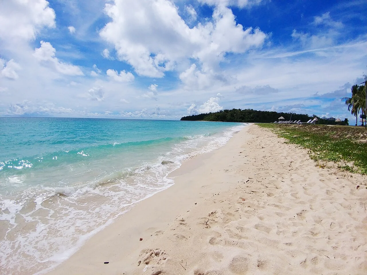 Twin islands of Ross and Smith joined by a natural white sandbar in North Andaman
